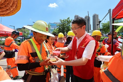 “万家益起来”助力高温工作者“清凉一夏”