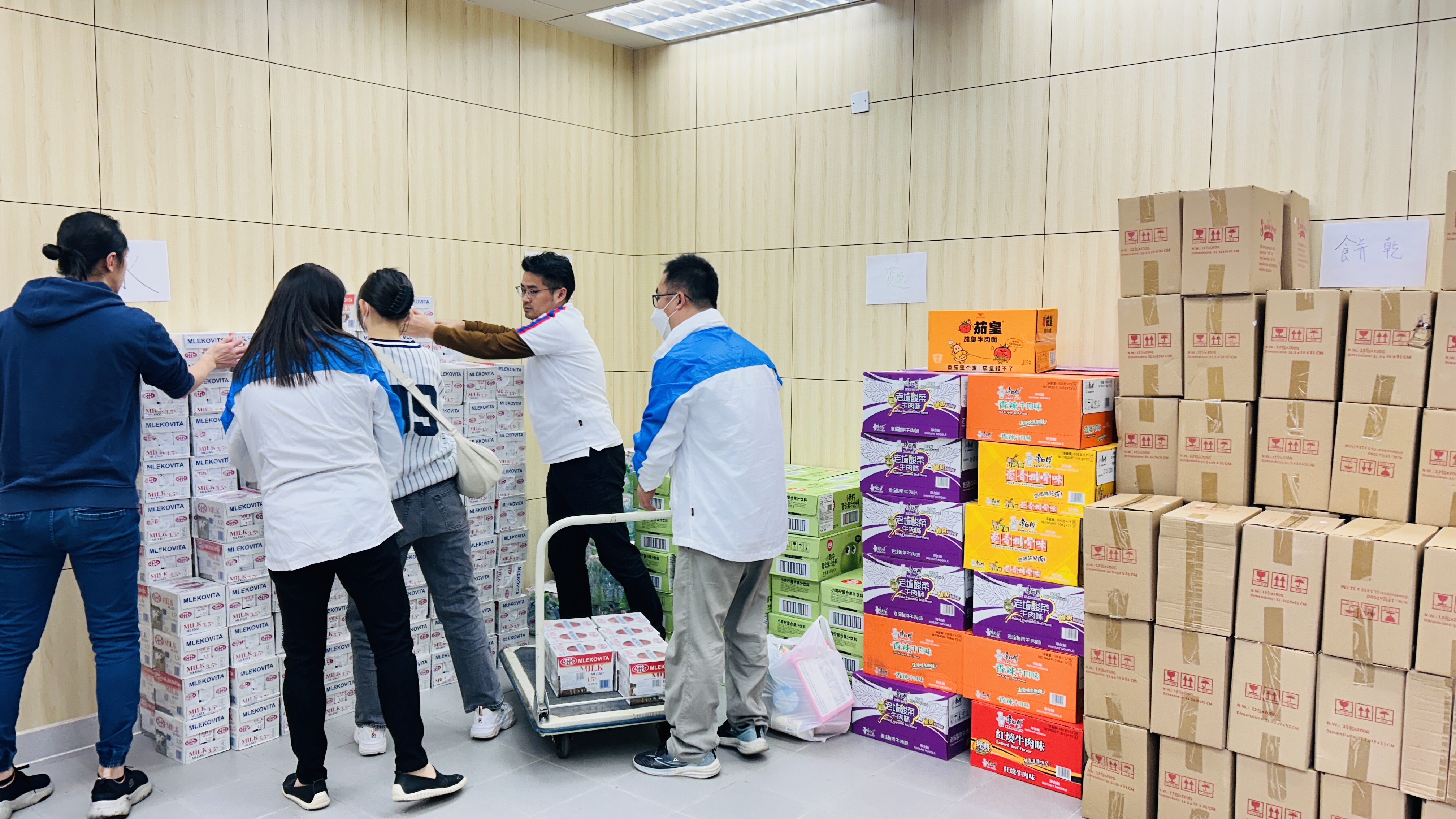 华润万家紧急调拨物资支援大埔社区