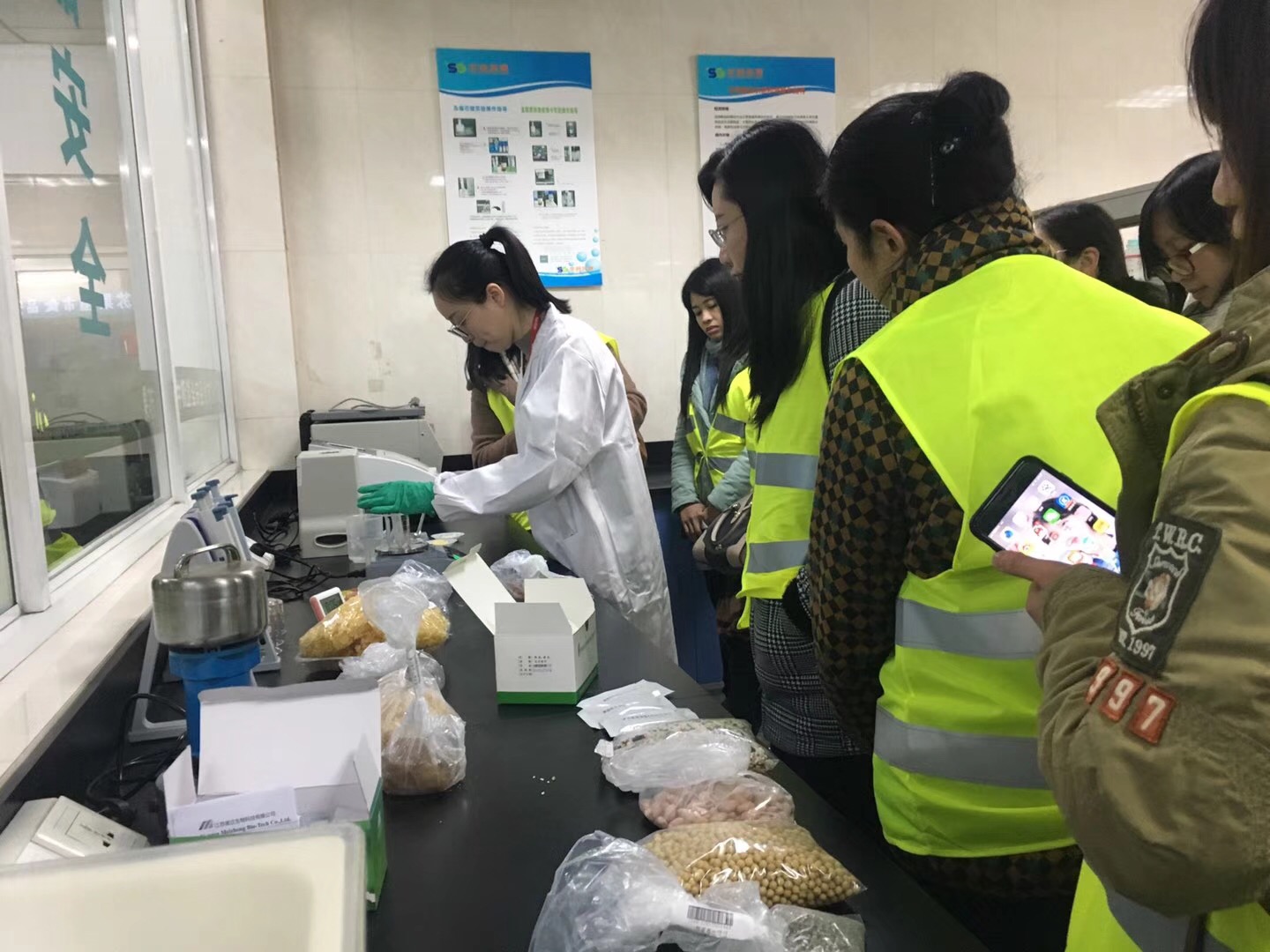 华润万家荣获中国食品健康七星奖年度优秀实践奖