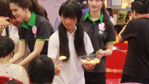 贵州毕节留守儿童来深过暑假，体验小小售货员为家乡农产品代言