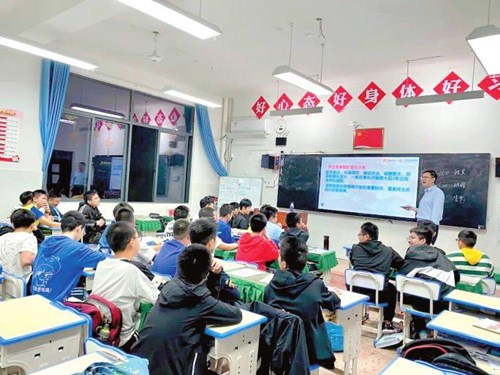 华润万家联合华润医疗广西水电医院专家进校园为青春期孩子送健康