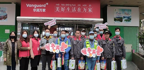 情满冬日，送暖万家，华润万家关爱户外低温工作者